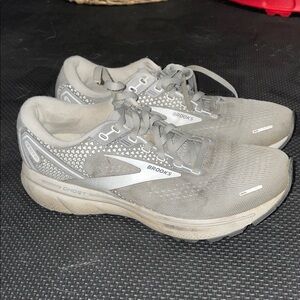Used Brooks Women's Gray Running Shoes size 8